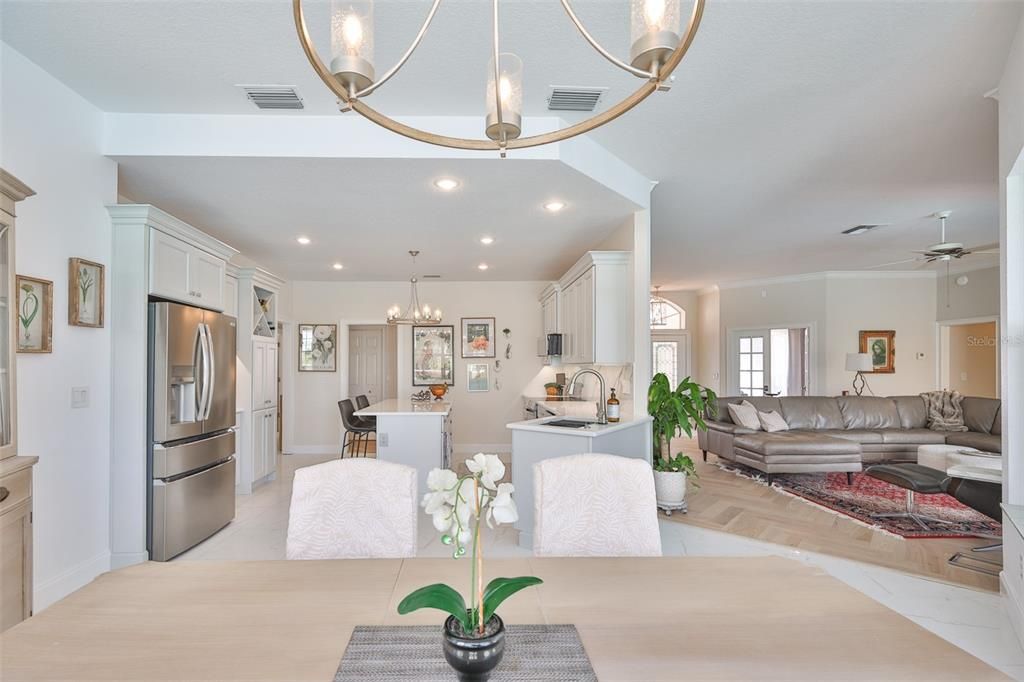 合同活跃: $569,000 (3 贝兹, 2 浴室, 2202 平方英尺)