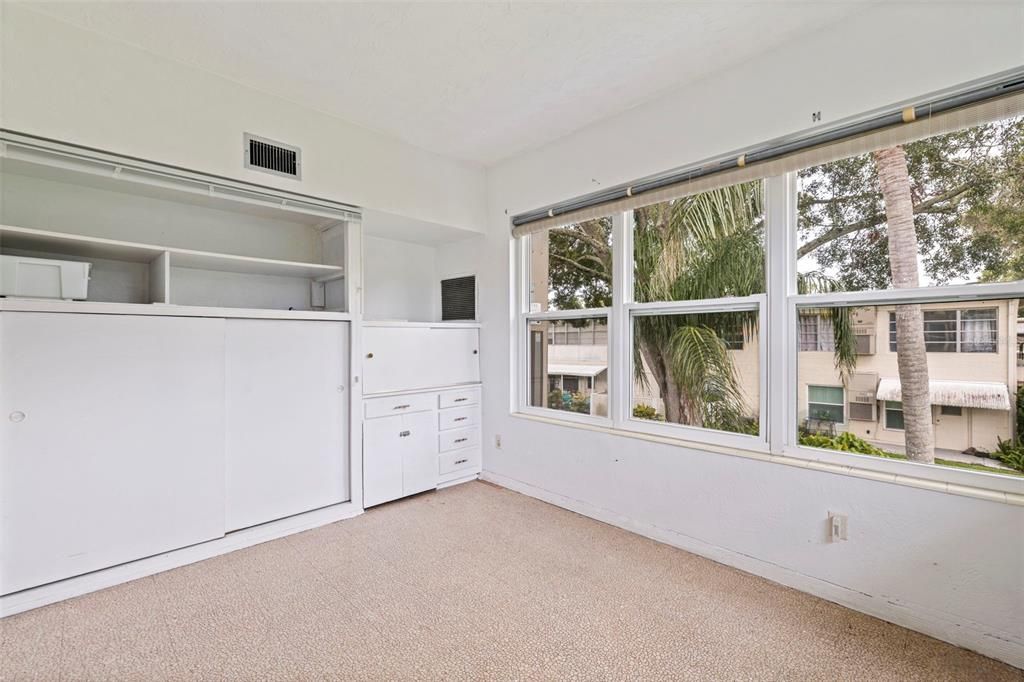 For Sale: $82,000 (1 beds, 1 baths, 652 Square Feet)