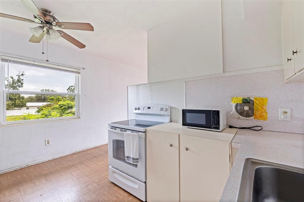 For Sale: $82,000 (1 beds, 1 baths, 652 Square Feet)