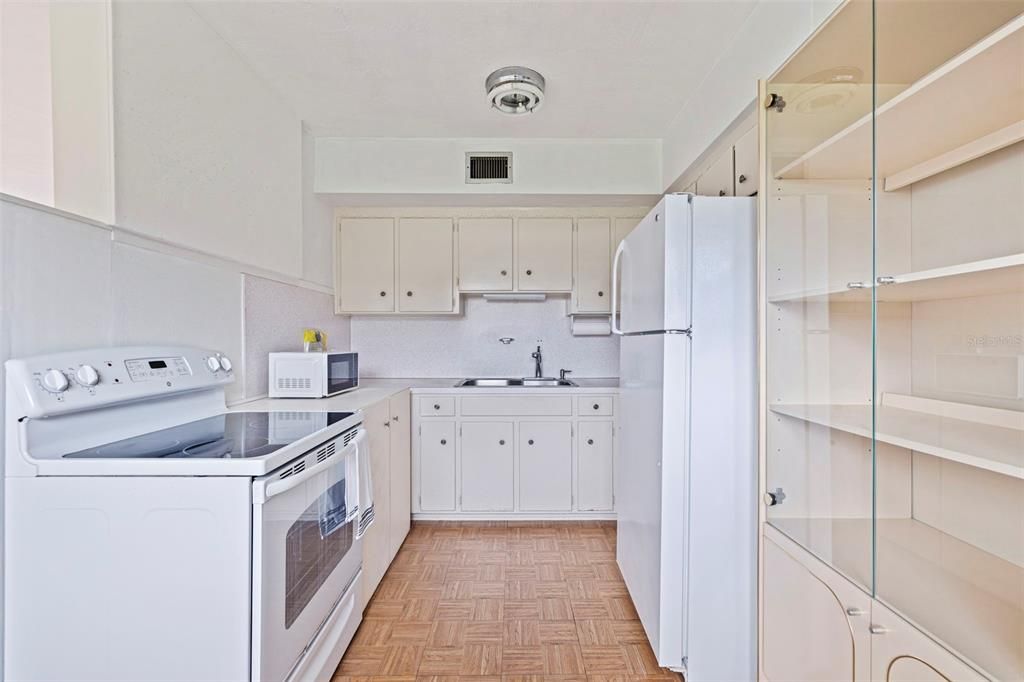 For Sale: $82,000 (1 beds, 1 baths, 652 Square Feet)