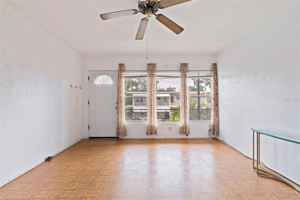 For Sale: $82,000 (1 beds, 1 baths, 652 Square Feet)