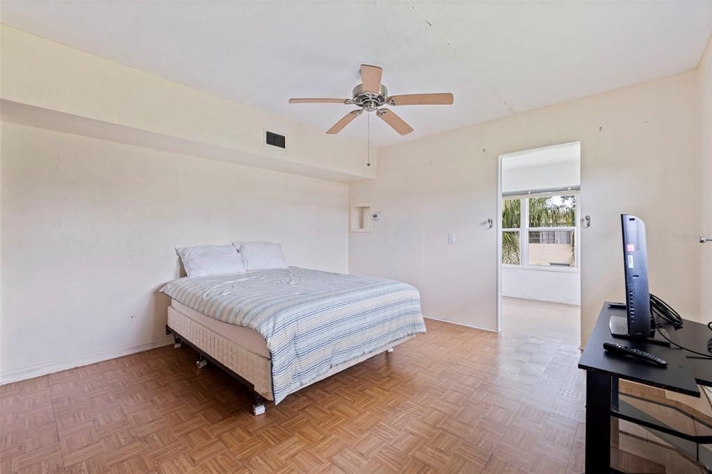 For Sale: $82,000 (1 beds, 1 baths, 652 Square Feet)