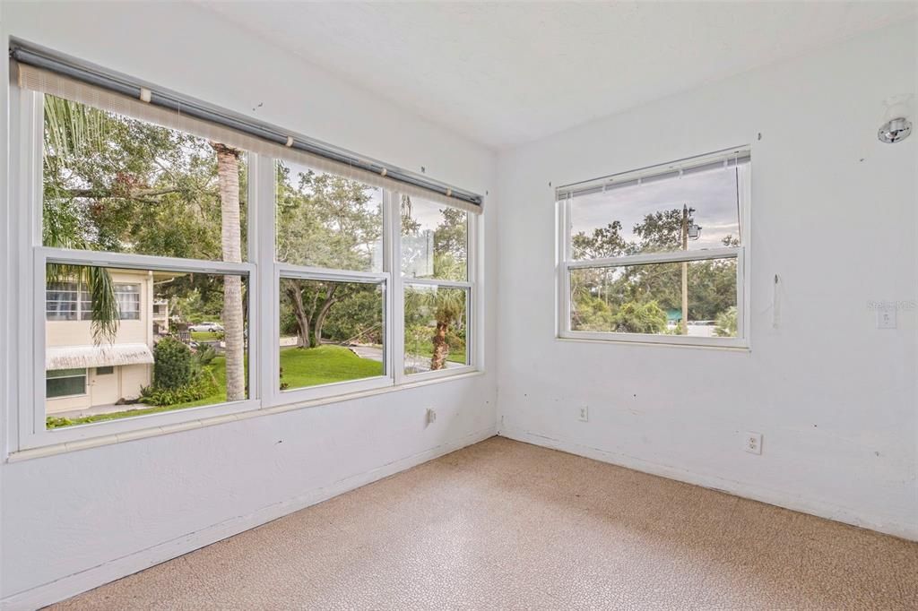 For Sale: $82,000 (1 beds, 1 baths, 652 Square Feet)