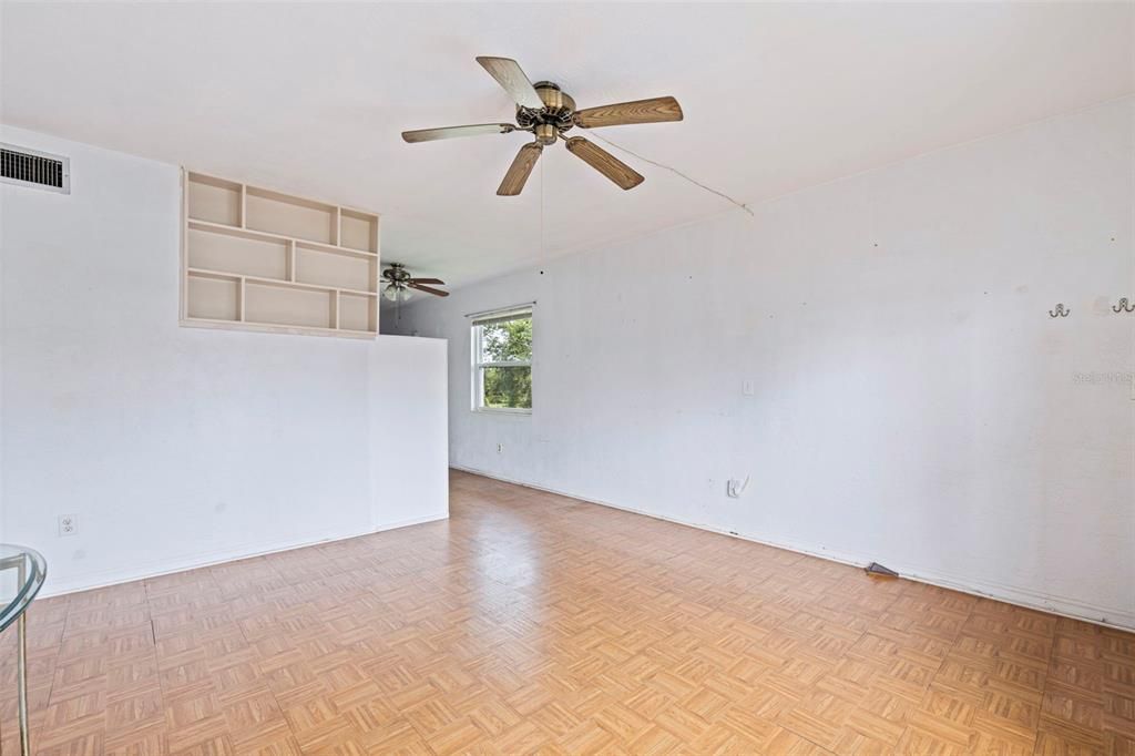 For Sale: $82,000 (1 beds, 1 baths, 652 Square Feet)