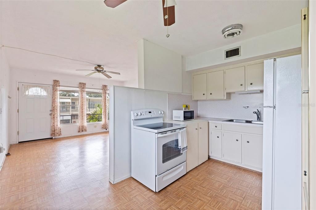 For Sale: $82,000 (1 beds, 1 baths, 652 Square Feet)