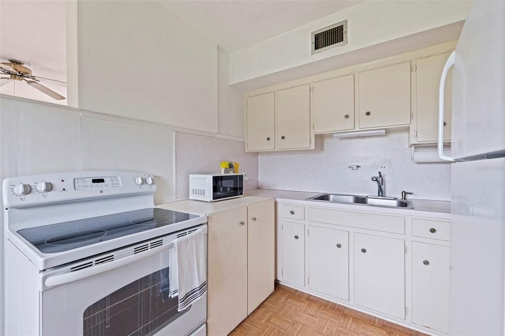 For Sale: $82,000 (1 beds, 1 baths, 652 Square Feet)