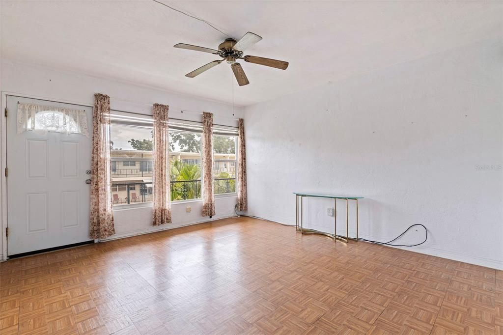 For Sale: $82,000 (1 beds, 1 baths, 652 Square Feet)