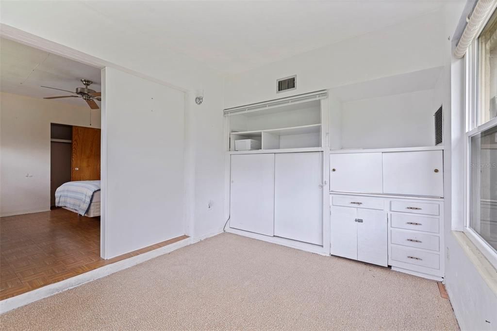 For Sale: $82,000 (1 beds, 1 baths, 652 Square Feet)