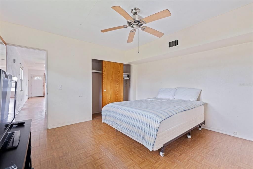 For Sale: $82,000 (1 beds, 1 baths, 652 Square Feet)