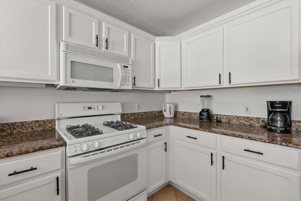 待售: $198,700 (1 贝兹, 1 浴室, 823 平方英尺)