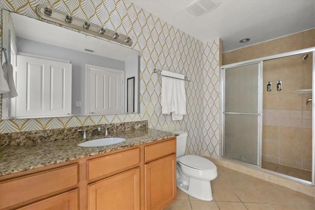 待售: $198,700 (1 贝兹, 1 浴室, 823 平方英尺)