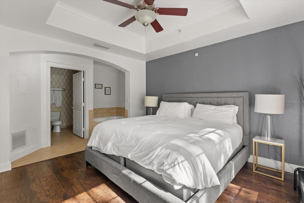 待售: $198,700 (1 贝兹, 1 浴室, 823 平方英尺)