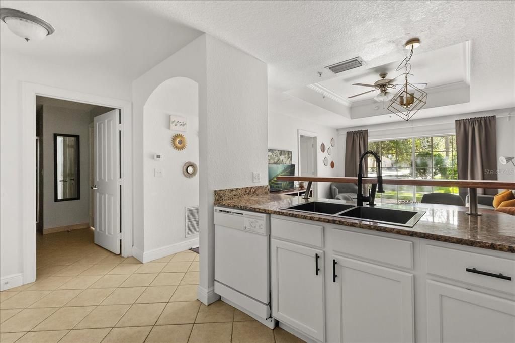 待售: $198,700 (1 贝兹, 1 浴室, 823 平方英尺)