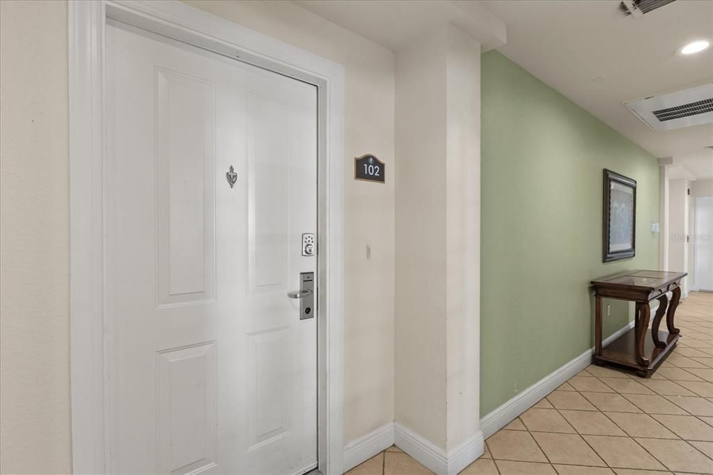 待售: $198,700 (1 贝兹, 1 浴室, 823 平方英尺)