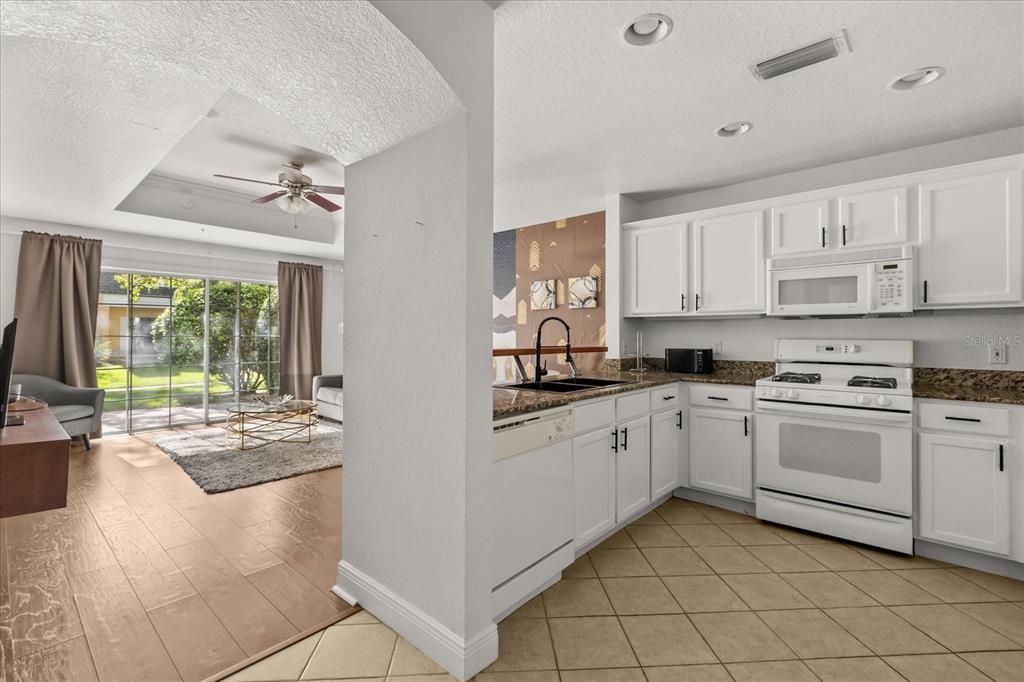 待售: $198,700 (1 贝兹, 1 浴室, 823 平方英尺)