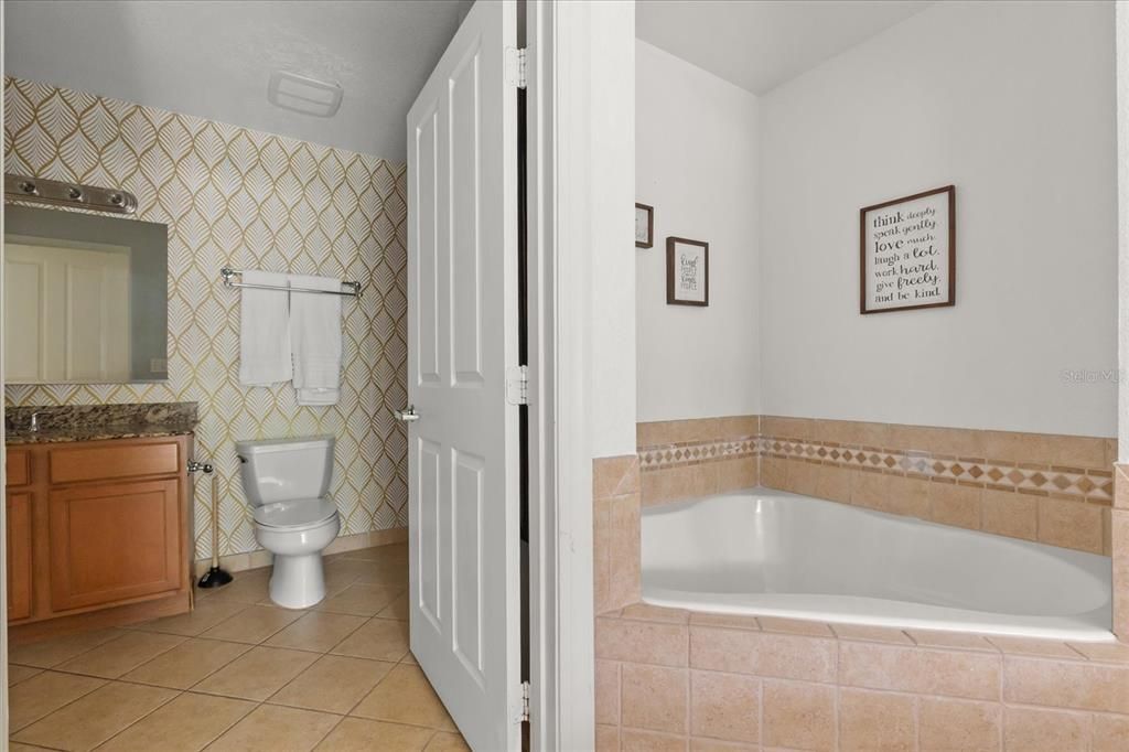 待售: $198,700 (1 贝兹, 1 浴室, 823 平方英尺)