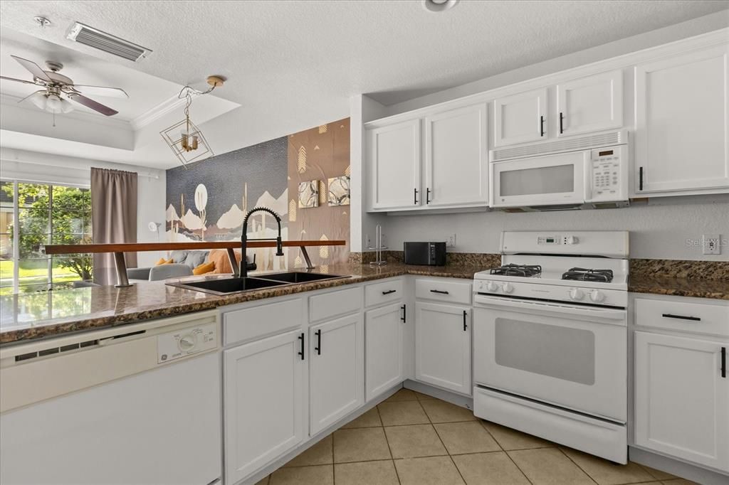 待售: $198,700 (1 贝兹, 1 浴室, 823 平方英尺)