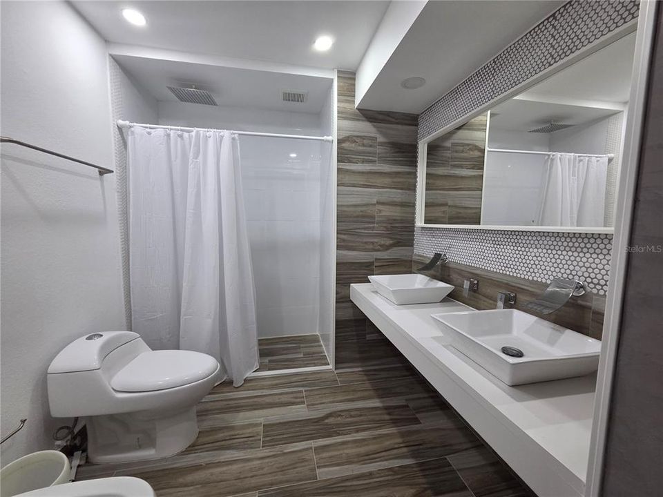 合同活跃: $195,000 (3 贝兹, 2 浴室, 1244 平方英尺)