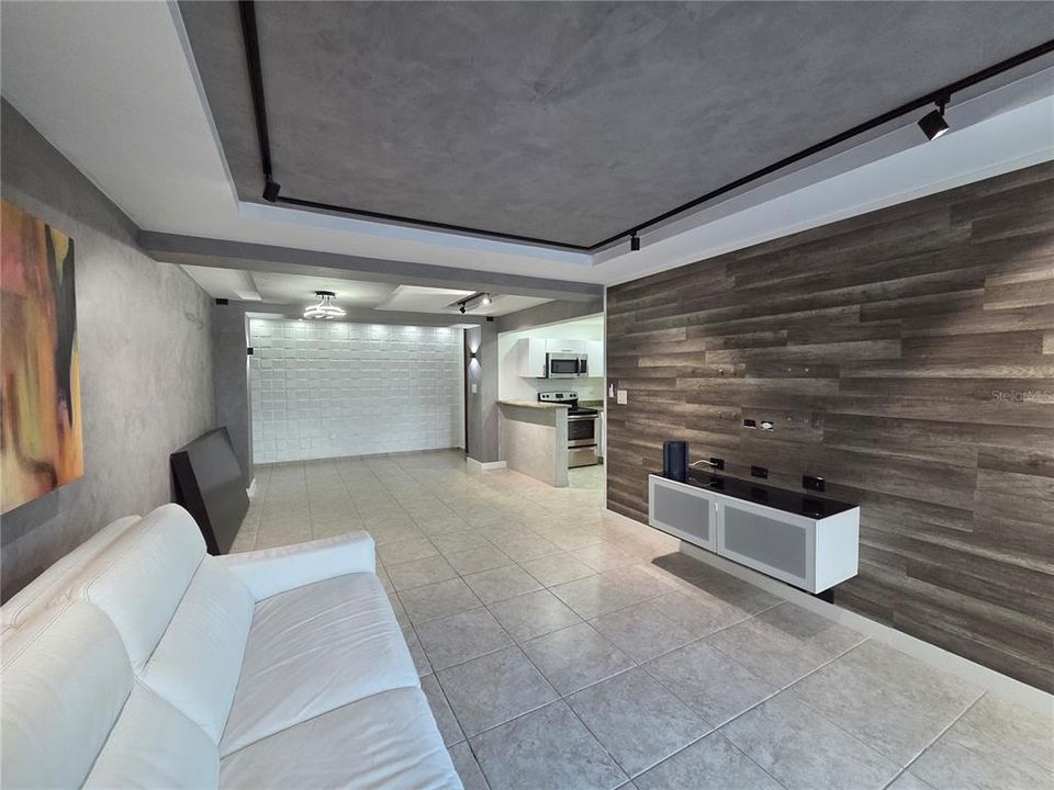 合同活跃: $195,000 (3 贝兹, 2 浴室, 1244 平方英尺)