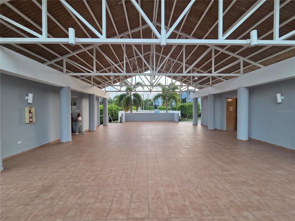 合同活跃: $195,000 (3 贝兹, 2 浴室, 1244 平方英尺)