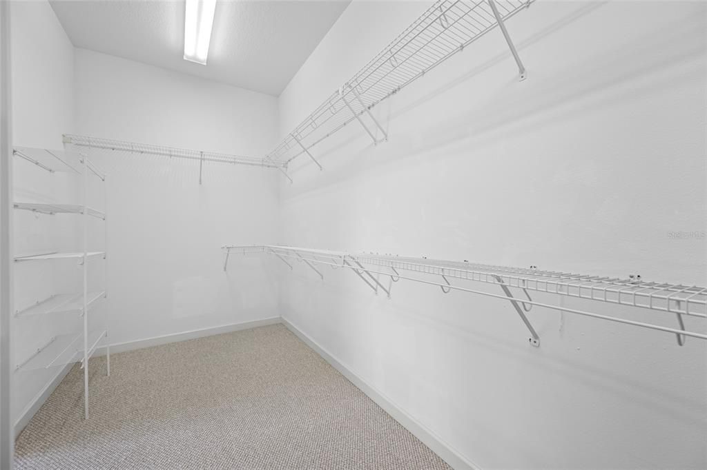 Activo con contrato: $899,000 (4 camas, 2 baños, 2589 Pies cuadrados)