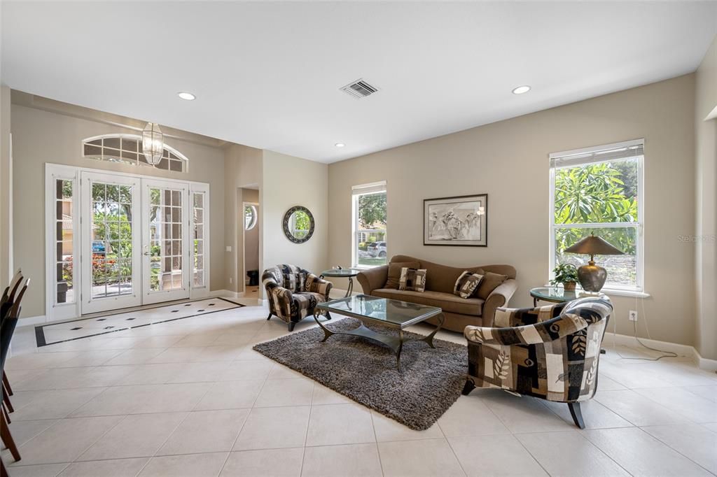 Activo con contrato: $899,000 (4 camas, 2 baños, 2589 Pies cuadrados)