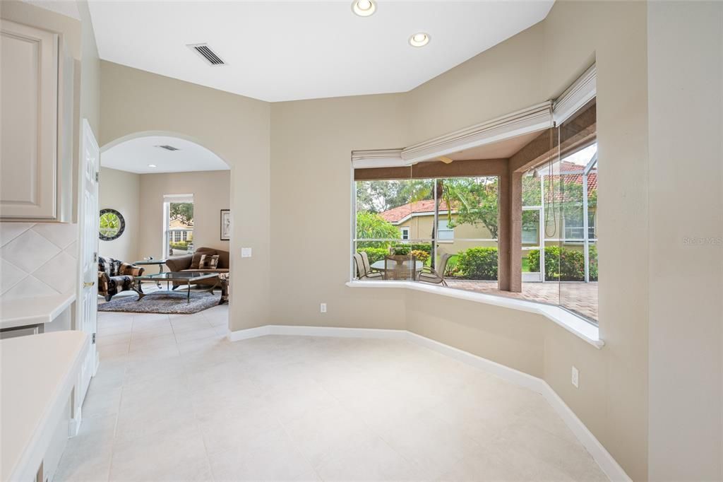 Activo con contrato: $899,000 (4 camas, 2 baños, 2589 Pies cuadrados)