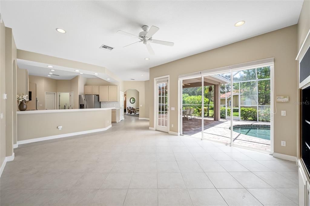 Activo con contrato: $899,000 (4 camas, 2 baños, 2589 Pies cuadrados)