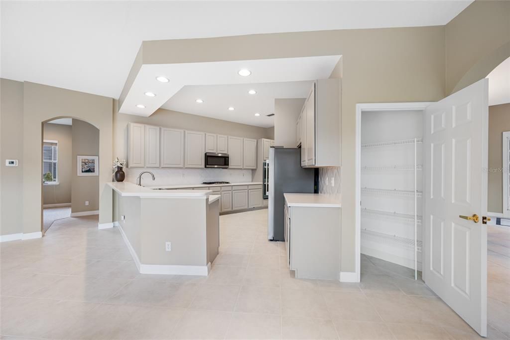 Activo con contrato: $899,000 (4 camas, 2 baños, 2589 Pies cuadrados)