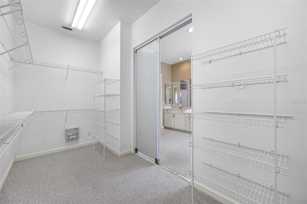 Activo con contrato: $899,000 (4 camas, 2 baños, 2589 Pies cuadrados)