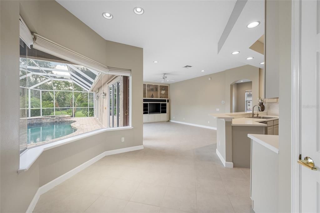 Activo con contrato: $899,000 (4 camas, 2 baños, 2589 Pies cuadrados)