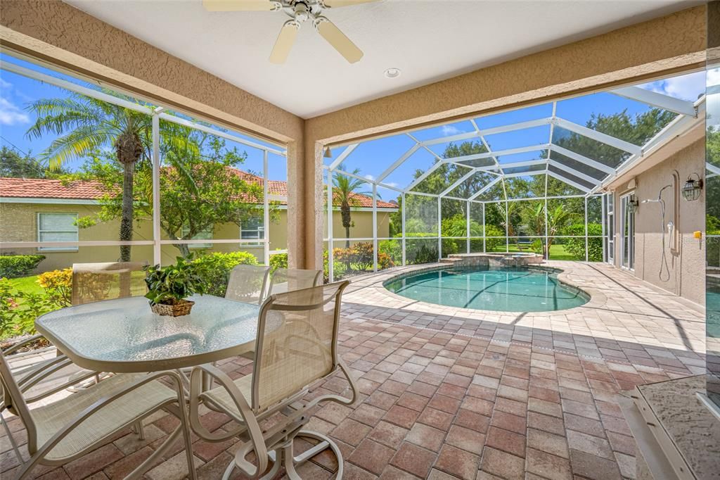 Activo con contrato: $899,000 (4 camas, 2 baños, 2589 Pies cuadrados)