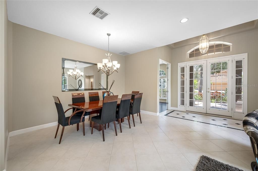 Activo con contrato: $899,000 (4 camas, 2 baños, 2589 Pies cuadrados)