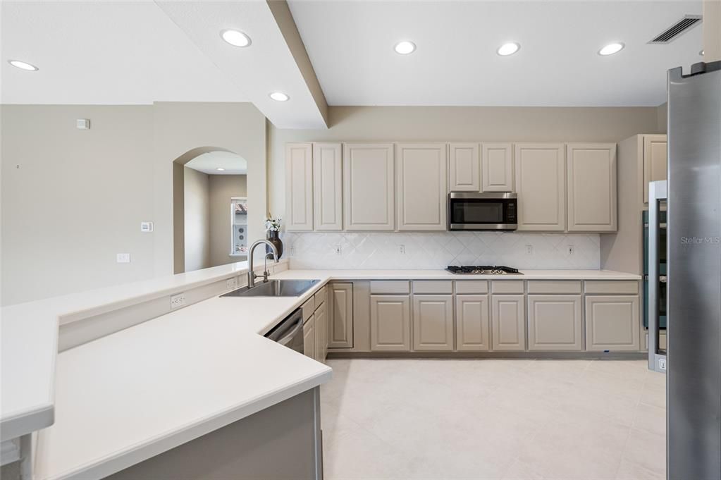 Activo con contrato: $899,000 (4 camas, 2 baños, 2589 Pies cuadrados)