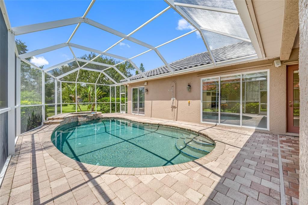 Activo con contrato: $899,000 (4 camas, 2 baños, 2589 Pies cuadrados)