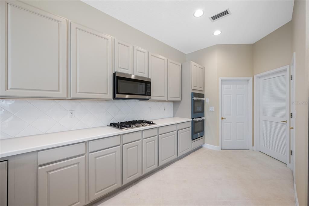 Activo con contrato: $899,000 (4 camas, 2 baños, 2589 Pies cuadrados)