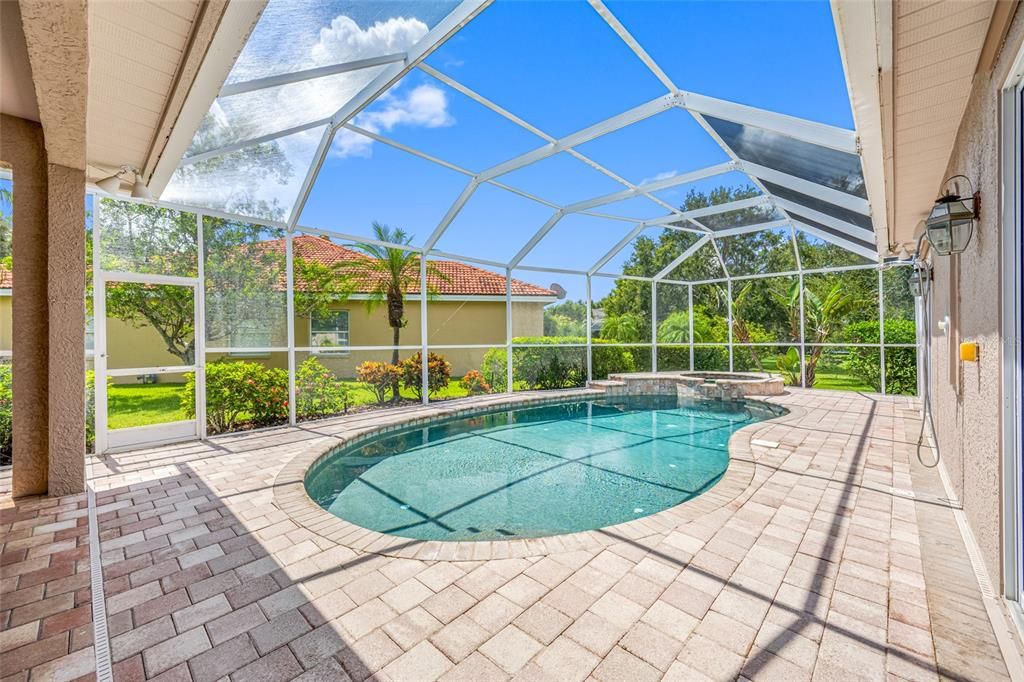 Activo con contrato: $899,000 (4 camas, 2 baños, 2589 Pies cuadrados)