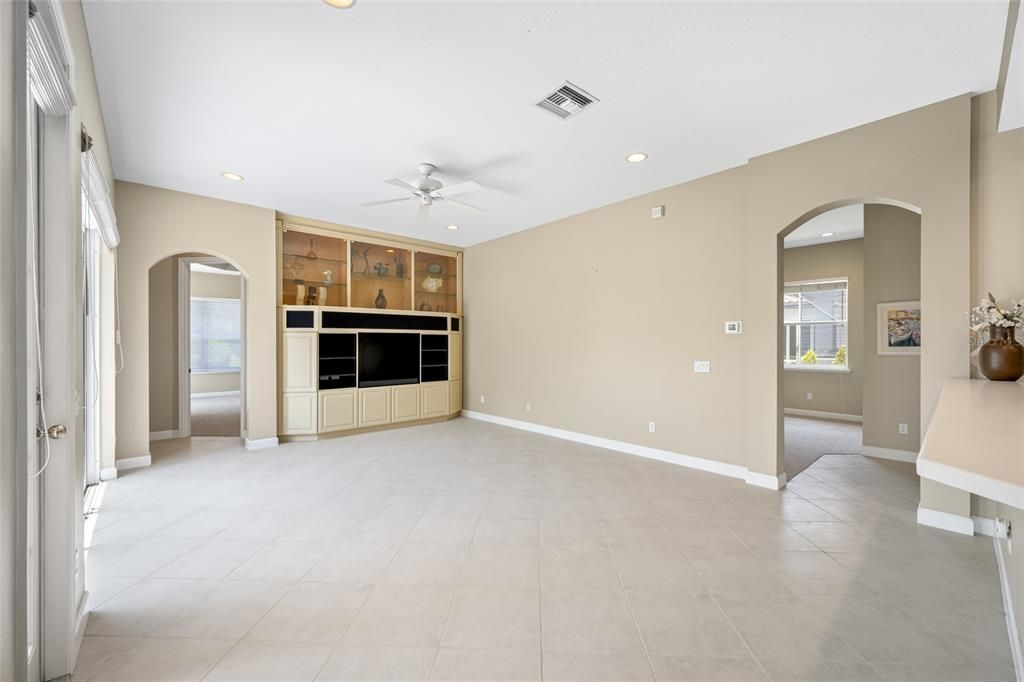 Activo con contrato: $899,000 (4 camas, 2 baños, 2589 Pies cuadrados)