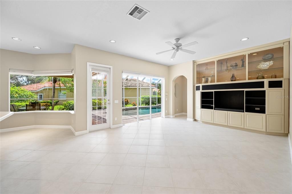 Activo con contrato: $899,000 (4 camas, 2 baños, 2589 Pies cuadrados)