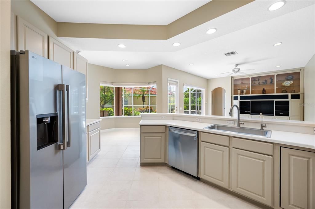 Activo con contrato: $899,000 (4 camas, 2 baños, 2589 Pies cuadrados)