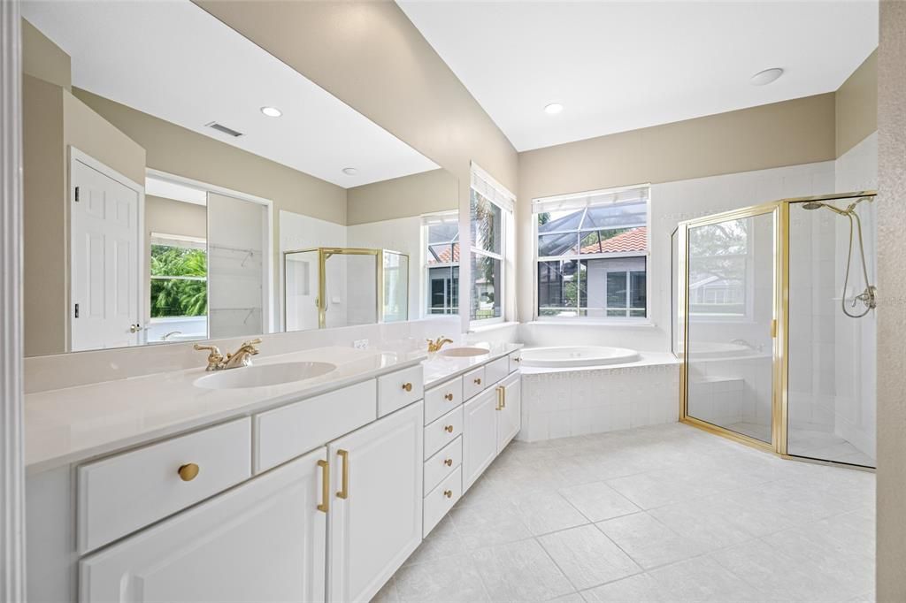 Activo con contrato: $899,000 (4 camas, 2 baños, 2589 Pies cuadrados)