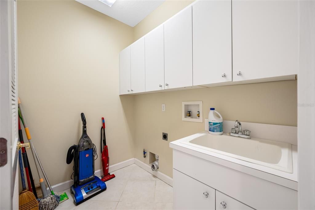 Activo con contrato: $899,000 (4 camas, 2 baños, 2589 Pies cuadrados)