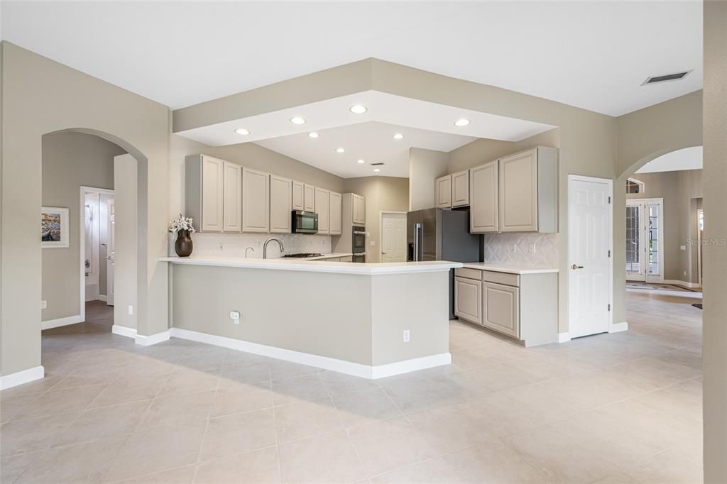 Activo con contrato: $899,000 (4 camas, 2 baños, 2589 Pies cuadrados)