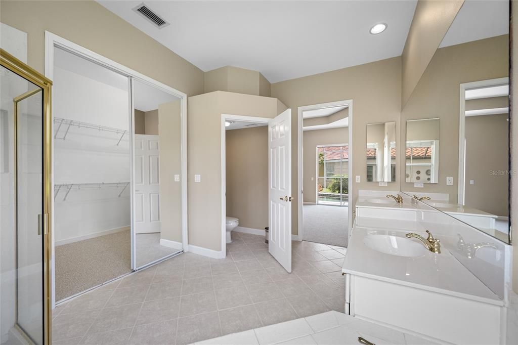 Activo con contrato: $899,000 (4 camas, 2 baños, 2589 Pies cuadrados)