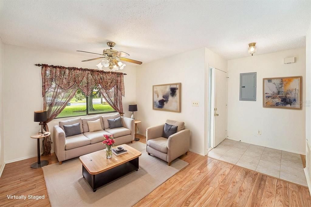 合同活跃: $250,000 (2 贝兹, 2 浴室, 1309 平方英尺)