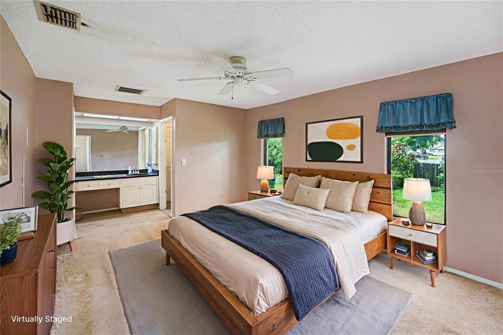 合同活跃: $250,000 (2 贝兹, 2 浴室, 1309 平方英尺)