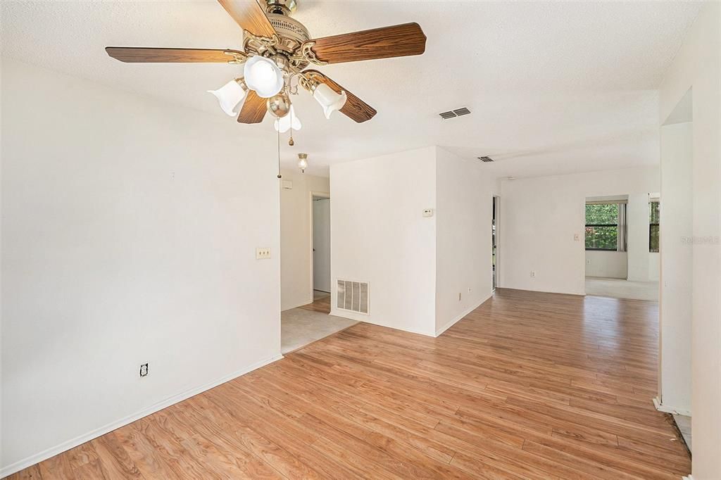 合同活跃: $250,000 (2 贝兹, 2 浴室, 1309 平方英尺)