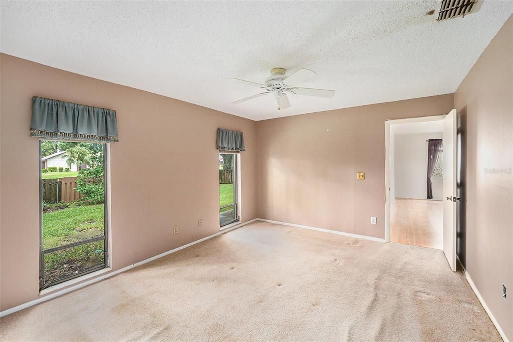 合同活跃: $250,000 (2 贝兹, 2 浴室, 1309 平方英尺)