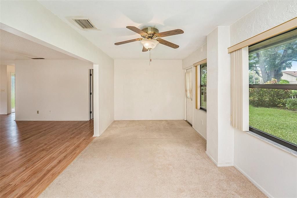 合同活跃: $250,000 (2 贝兹, 2 浴室, 1309 平方英尺)