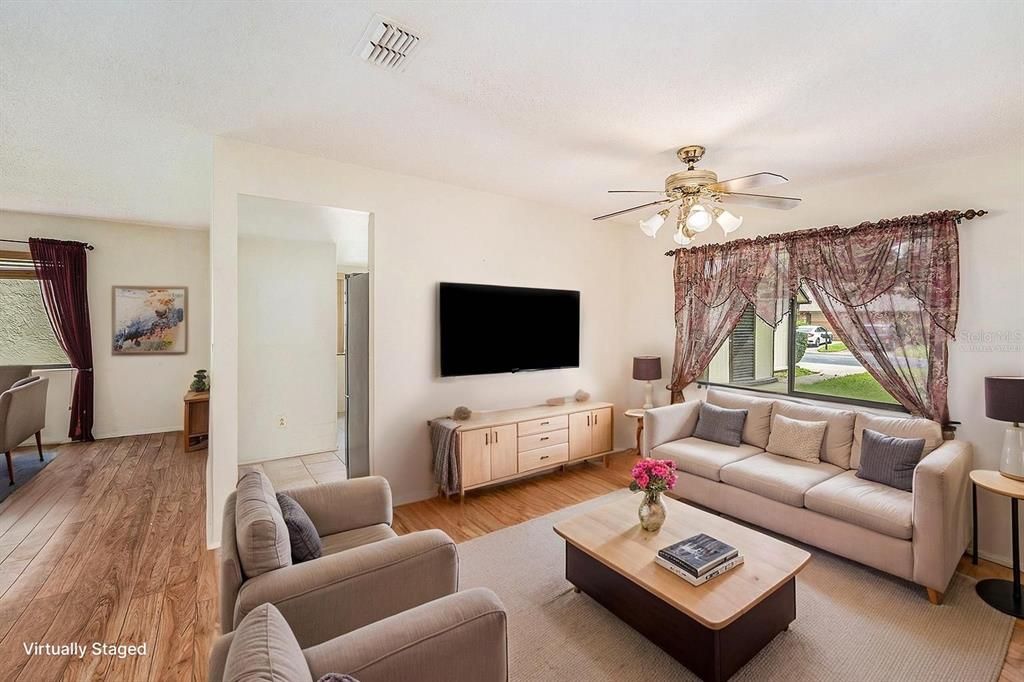 合同活跃: $250,000 (2 贝兹, 2 浴室, 1309 平方英尺)